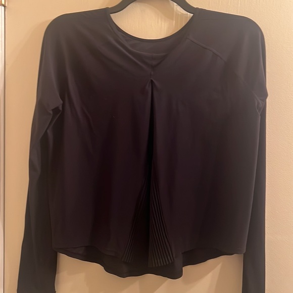 Lululemon Black LS Blouse Top W/Ruffles In Back NWOT - Picture 4 of 6